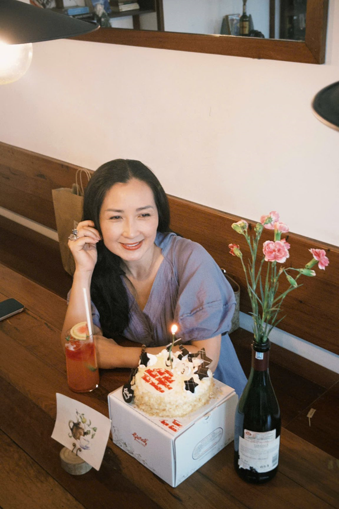 Hành trình Nam tiến của Khánh Huyền bắt đầu từ một biến cố lớn trong đời. Cuộc hôn nhân đầu tan vỡ khiến chị từng rơi vào trầm cảm, suýt bỏ nghề. Quyết định rời Hà Nội vào TP.HCM không chỉ là tìm lối thoát mà còn là cách chị tái tạo chính mình. Từ một ngôi sao sáng phía Bắc, Khánh Huyền chọn cách sống lặng lẽ hơn, tập trung xây dựng tổ ấm mới nhưng không đánh mất ngọn lửa đam mê diễn xuất.