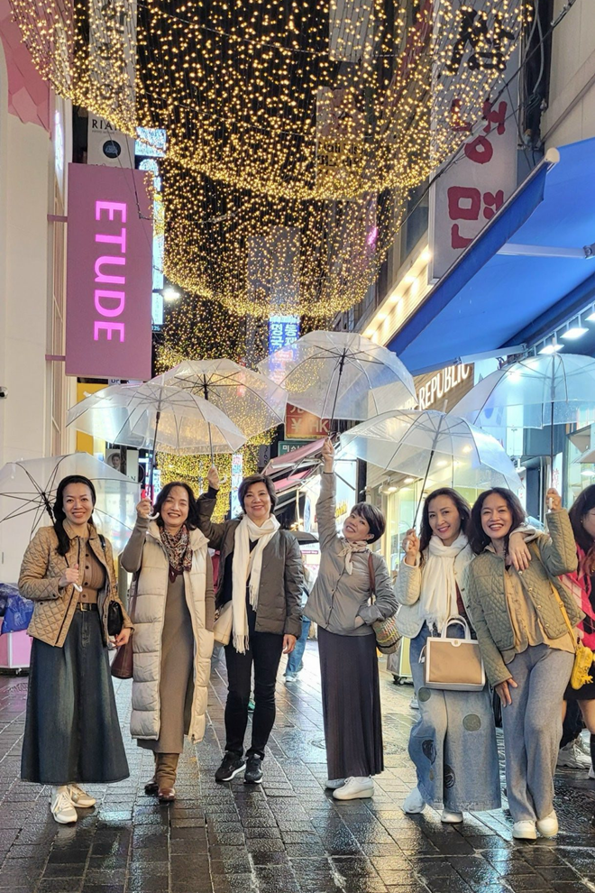 Dù sống và làm việc ở TPHCM, Khánh Huyền vẫn duy trì kết nối bạn bè cũ tại Nhà hát Tuổi Trẻ như NSND Lê Khanh, NSND Ngọc Huyền, Tú Oanh...