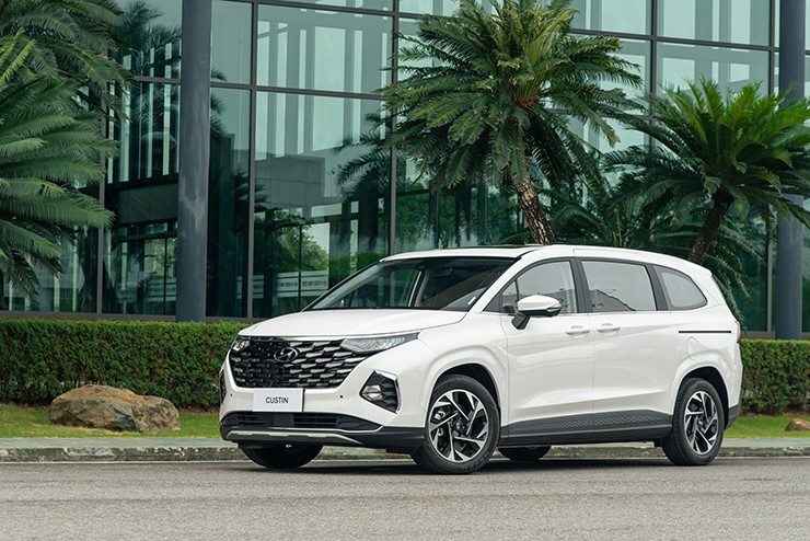 Giá xe Hyundai Custin niêm yết và lăn bánh tháng 1/2026 - 1