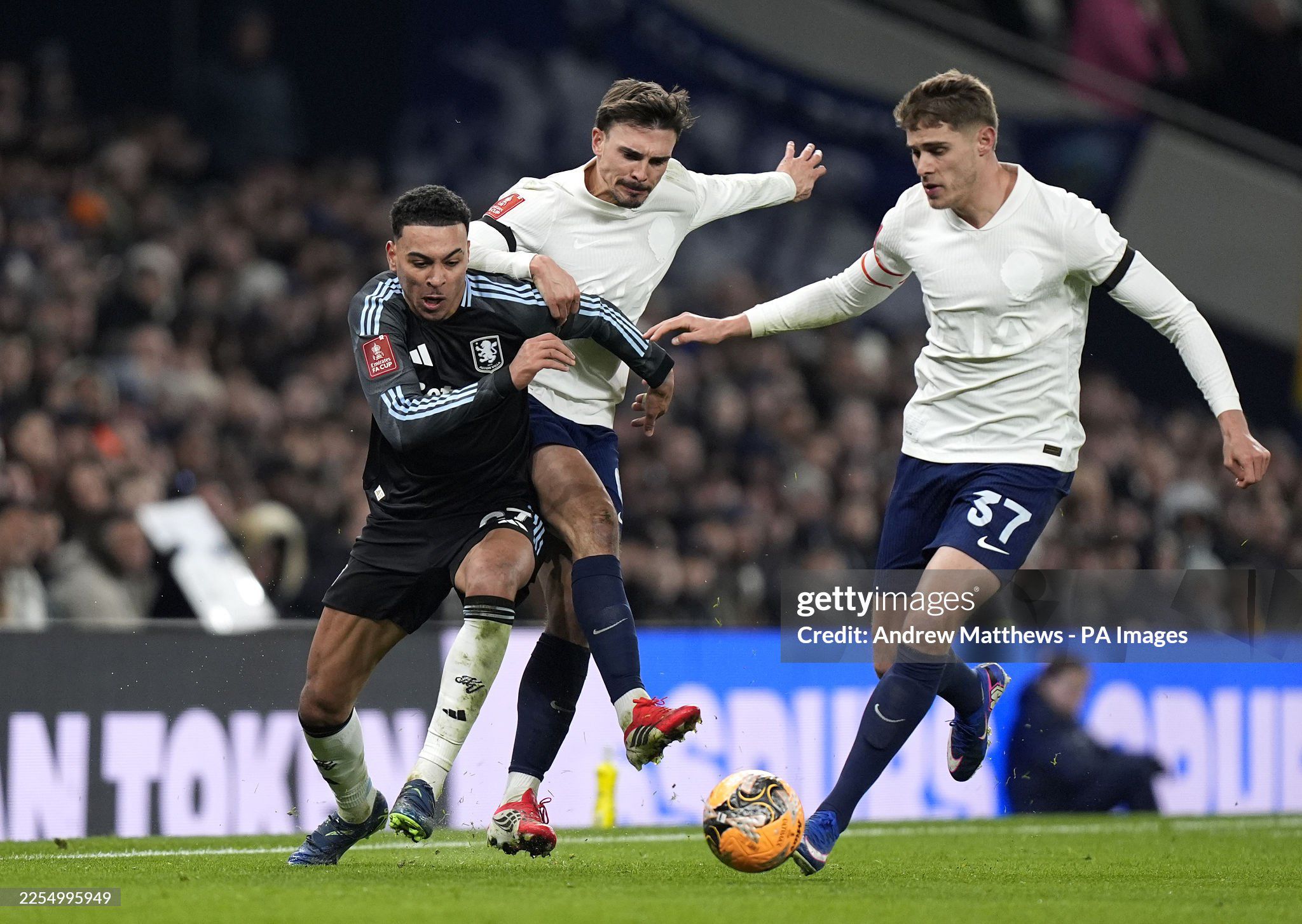 Tottenham (áo trắng) thua đau ngay trên sân nhà