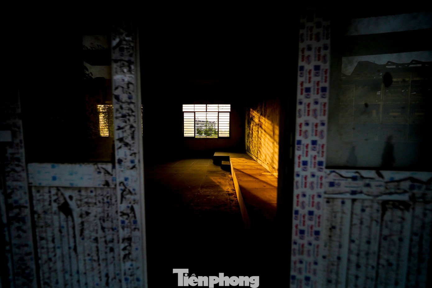 Trên các mảng tường thô chằng chịt những nét vẽ graffiti, dấu tích của sự xâm nhập tự do vào công trình.