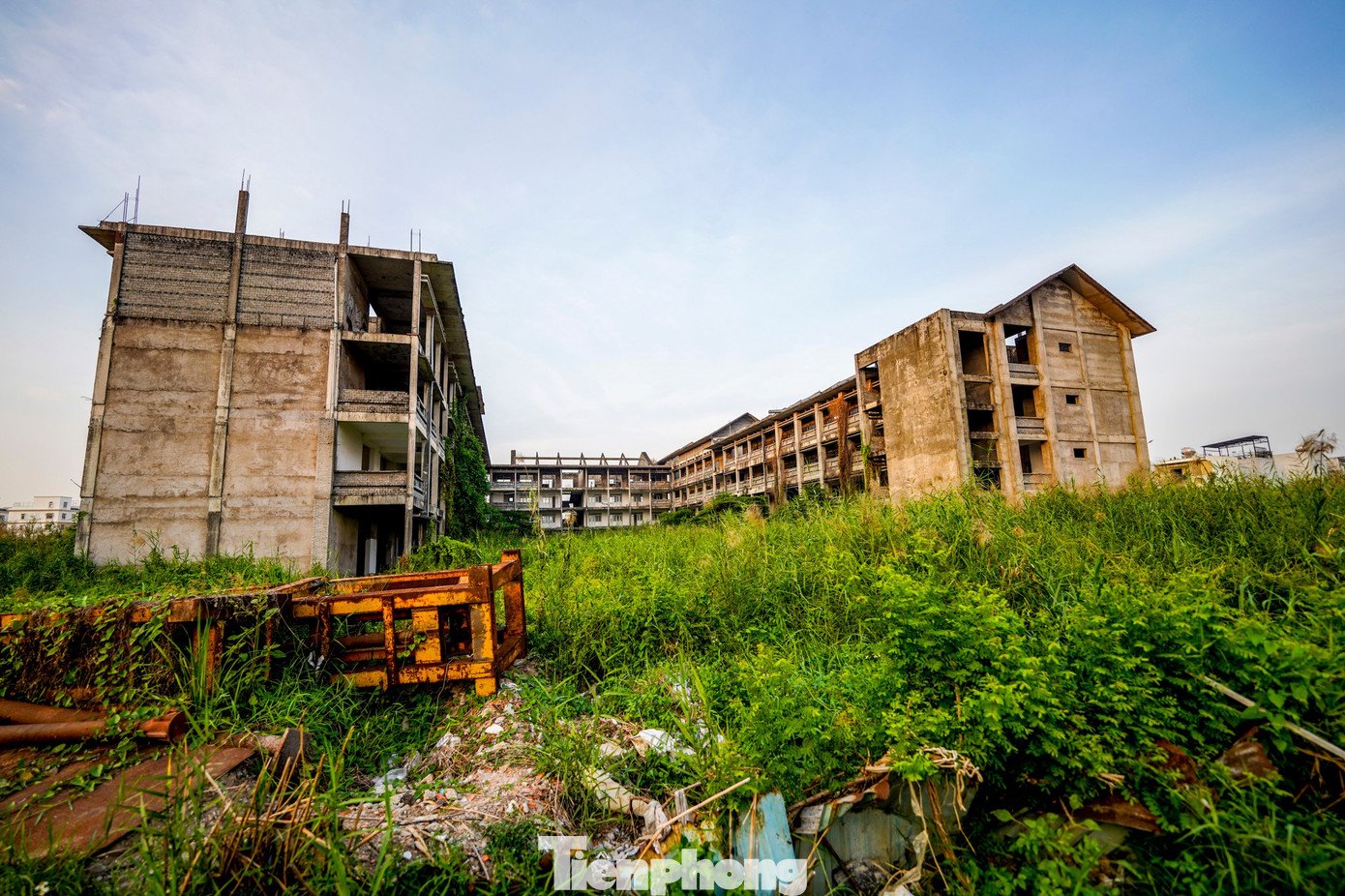 Quy mô bề thế với 3 dãy nhà 3 tầng hình chữ U, nhưng lối vào ngôi trường nay đã bị cỏ dại bịt kín. Để tiếp cận bên trong, phóng viên phải vất vả vạch lớp cây cỏ rậm rạp.