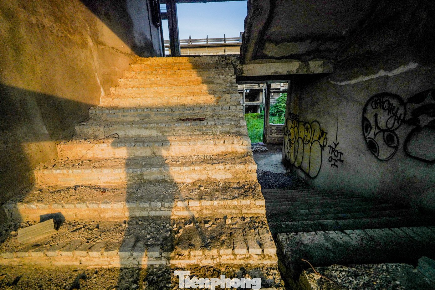 Bên trong ngôi trường dở dang là khung cảnh hoang phế, ẩm thấp sau nhiều năm bị bỏ quên.