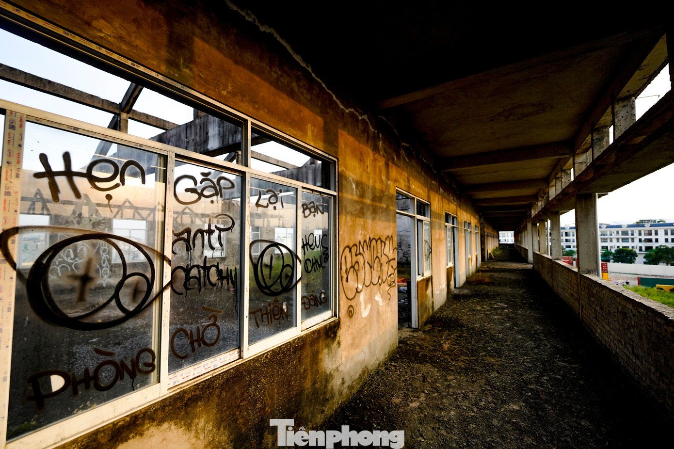 Ngôi trường chưa từng đón học sinh nay lại trở thành nơi trú chân tạm thời của một số người vô gia cư.