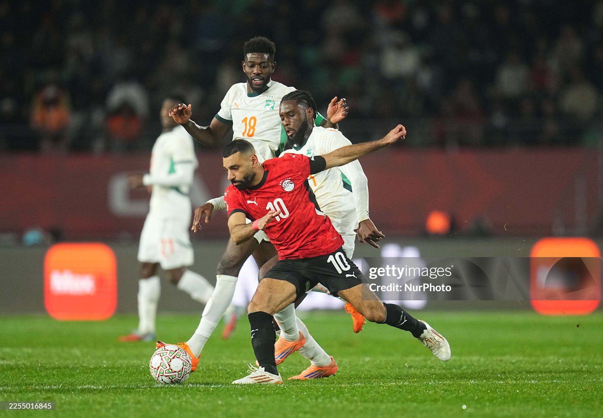 Salah (áo đỏ) giúp Ai Cập đi tiếp