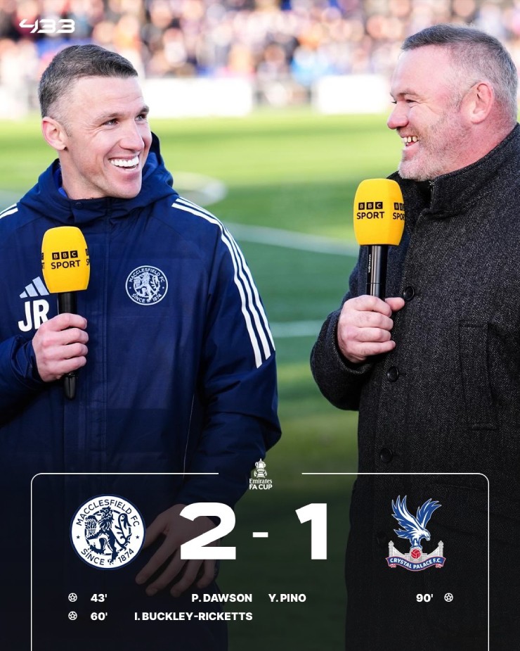 HLV trưởng Macclesfield, John Rooney&nbsp;trò chuyện với anh trai Wayne Rooney sau kỳ tích lịch sử