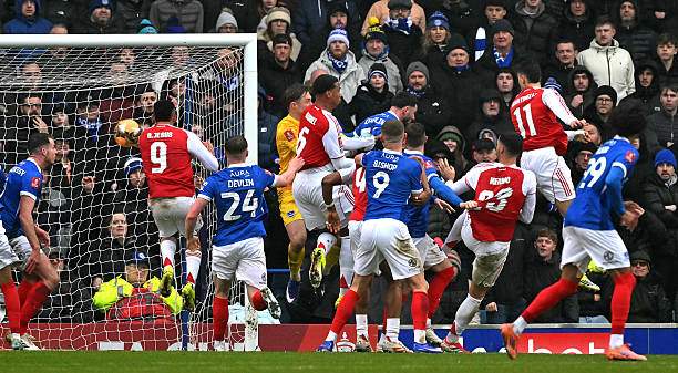 Phạt góc mang về 2 bàn dẫn ngược cho Arsenal ngay trong hiệp 1