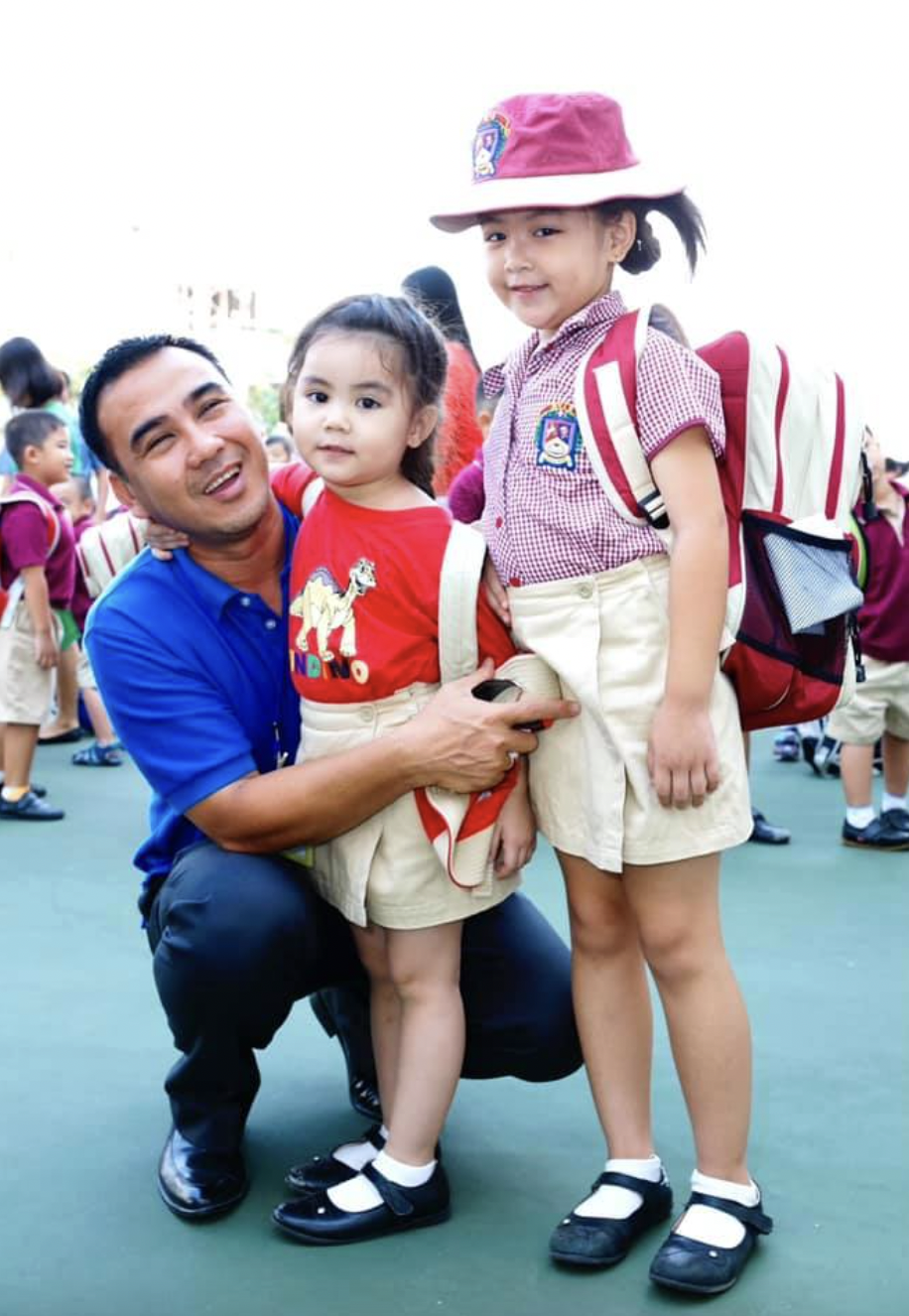 Hình ảnh đáng yêu này từng được bà xã Quyền Linh chia sẻ cách đây vài năm khiến dân tình không khỏi thích thú. Ngay từ nhỏ, 2 chị em đã thừa hưởng hết nét đẹp của bố mẹ với làn da trắng bóc, gương mặt bầu bĩnh đáng yêu và đôi mắt đen láy.