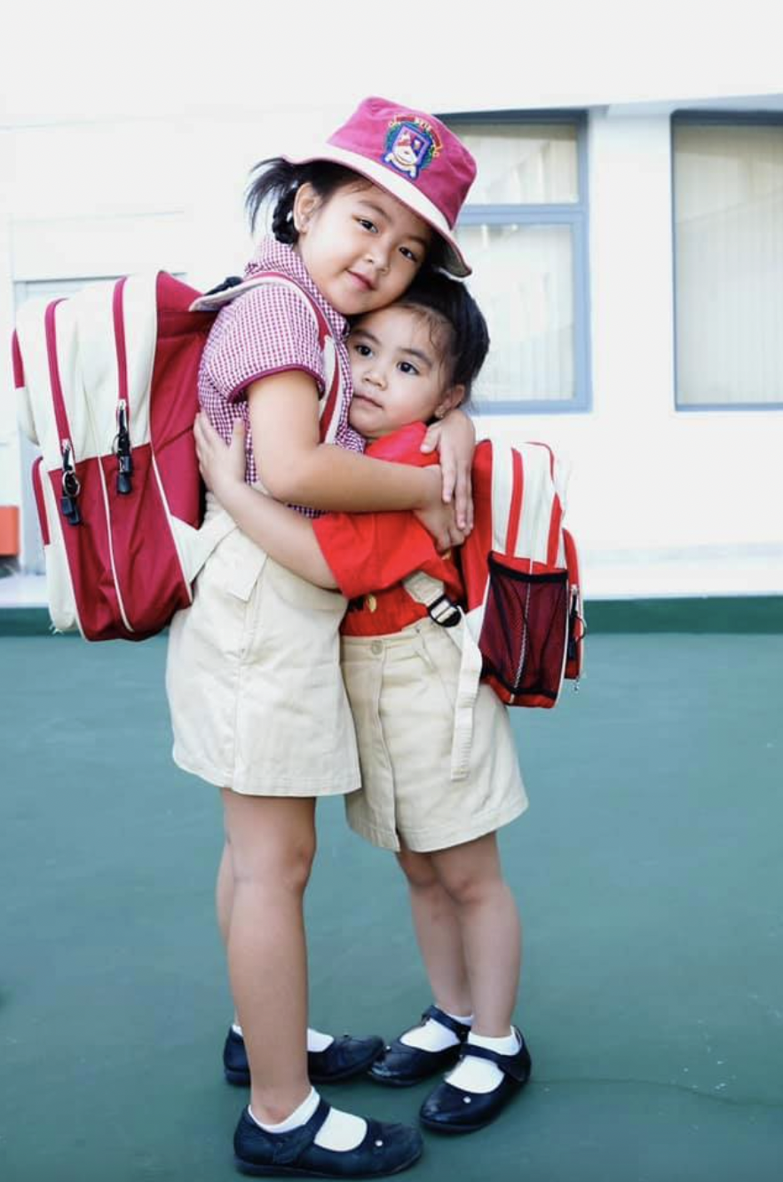 Hình ảnh đáng yêu này từng được bà xã Quyền Linh chia sẻ cách đây vài năm khiến dân tình không khỏi thích thú. Ngay từ nhỏ, 2 chị em đã thừa hưởng hết nét đẹp của bố mẹ với làn da trắng bóc, gương mặt bầu bĩnh đáng yêu và đôi mắt đen láy.