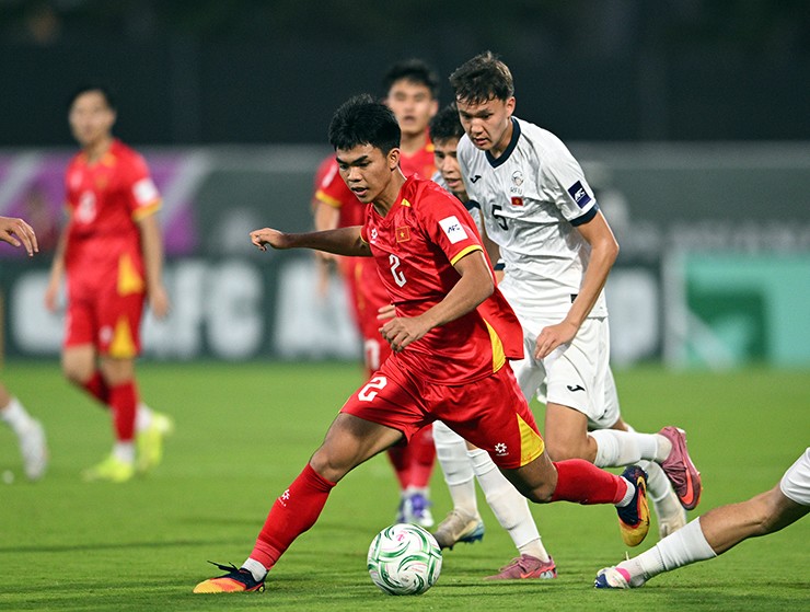 Lê Phát thi đấu năng nổ ở trận thắng U23 Kyrgyzstan.