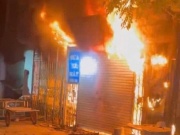 CSGT phá cửa, cứu 11 người trong vụ cháy nhà lúc rạng sáng