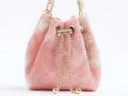 Túi xách thương hiệu lớn chứa hóa chất nguy hại