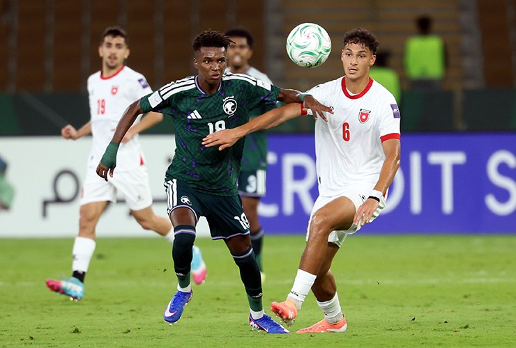 U23 Saudi Arabia (trái) đang bị dồn vào thế buộc phải thắng mới hy vọng có cơ hội đi tiếp.