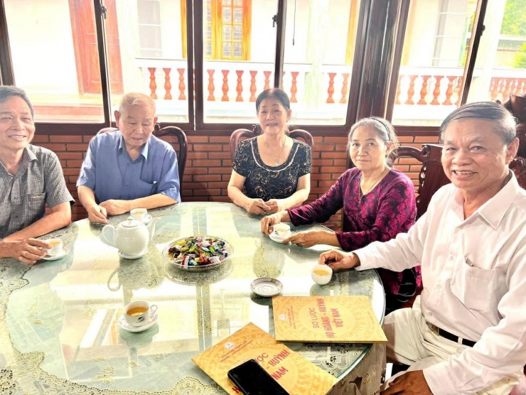 Đại tướng Lê Văn Dũng, phu nhân tiếp đón khách.