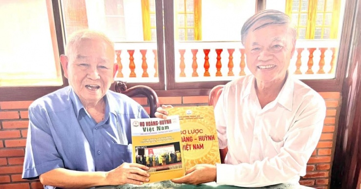 Thiếu tướng Hoàng Kiền (phải) tặng sách Đại tướng Lê Văn Dũng.