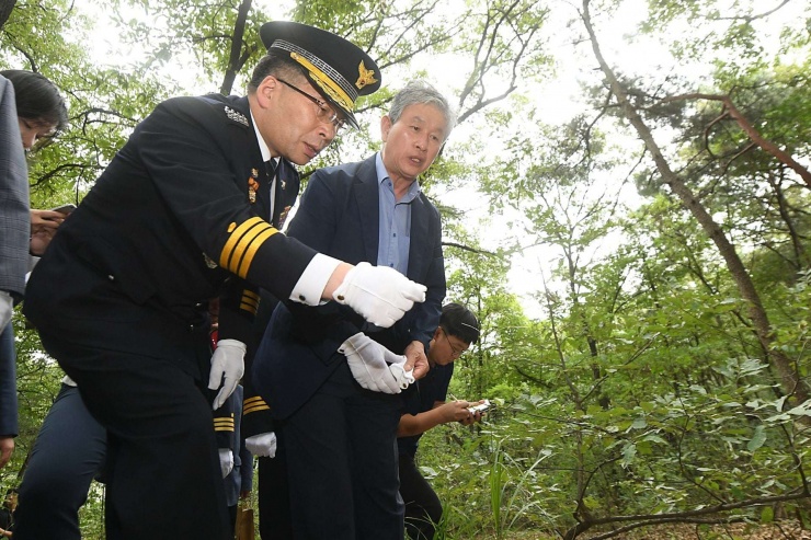 Ngày 20/9/2019, Tổng Cảnh sát trưởng Cơ quan Cảnh sát Quốc gia Hàn Quốc, ông Min Gap-ryong, đến thăm khu vực núi Waryong ở Daegu, nơi tìm thấy hài cốt của nhóm "Những cậu bé ếch". (Nguồn: YONHAP).