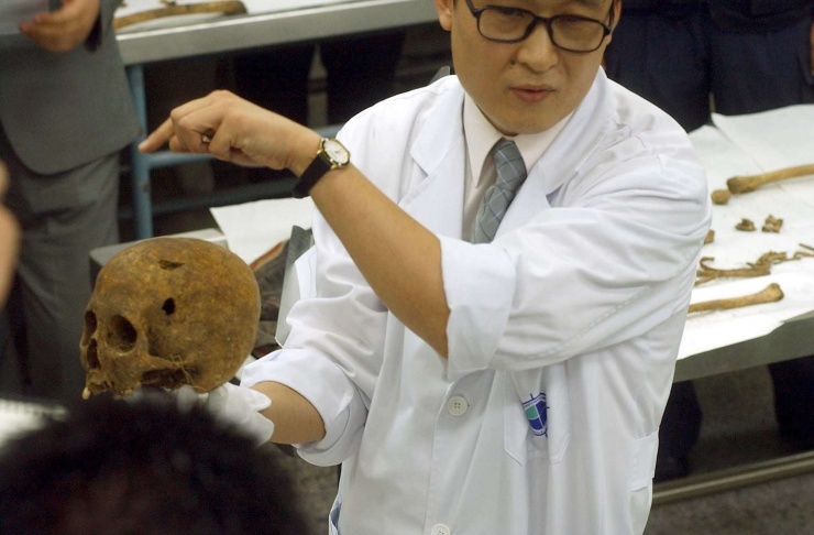 Các nhà điều tra pháp y từ Đại học Quốc gia Kyungpook chia sẻ những phát hiện của họ sau khi khám nghiệm hài cốt của nhóm "Những cậu bé ếch" vào ngày 28/9/2002. (Nguồn: JOONGANG ILBO).