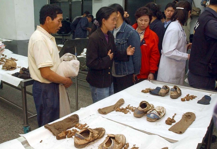 Cha mẹ của các "Cậu bé ếch" xem lại những vật dụng được tìm thấy trên núi Waryong trong một bức ảnh không đề ngày tháng được chụp tại Đại học Quốc gia Kyungpook ở Daegu (Nguồn: JOONGANG ILBO)