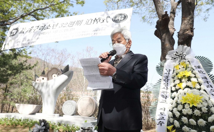 Ông Woo Jong-u, cha của Woo Cheol-won, đọc điếu văn tại lễ tưởng niệm trên núi Waryong ở quận Dalseo, Daegu, ngày 27/3/2023. (Nguồn: NEWS1).