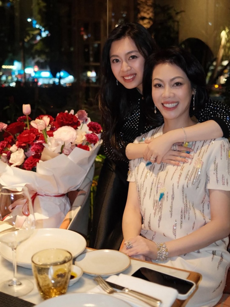 Ảnh sao 12/1: Chồng Đỗ Mỹ Linh hạnh phúc khi được con gái âu yếm - 1