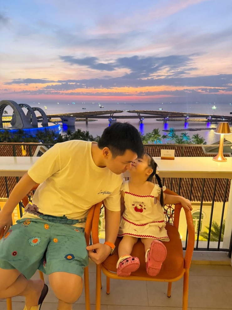 Ảnh sao 12/1: Chồng Đỗ Mỹ Linh hạnh phúc khi được con gái âu yếm - 2