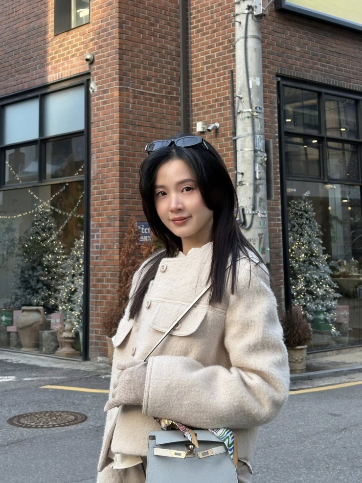 Ảnh sao 12/1: Chồng Đỗ Mỹ Linh hạnh phúc khi được con gái âu yếm - 4