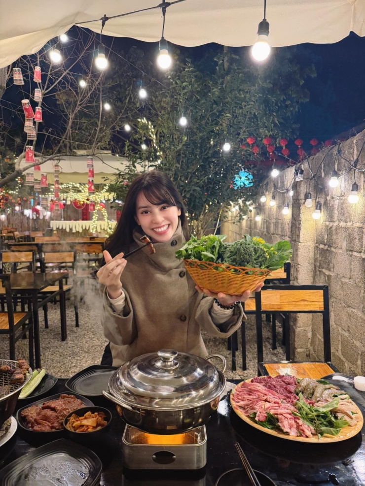 Ảnh sao 12/1: Chồng Đỗ Mỹ Linh hạnh phúc khi được con gái âu yếm - 6