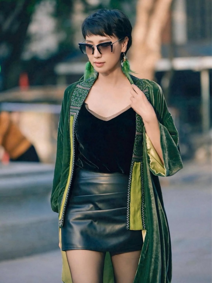 Ảnh sao 12/1: Chồng Đỗ Mỹ Linh hạnh phúc khi được con gái âu yếm - 9