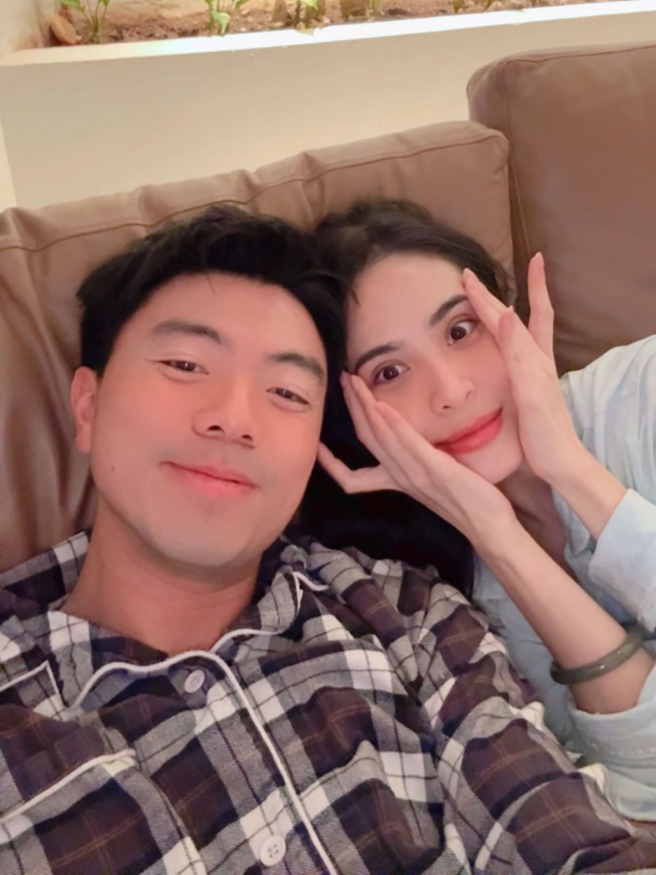 Ảnh sao 12/1: Chồng Đỗ Mỹ Linh hạnh phúc khi được con gái âu yếm - 7