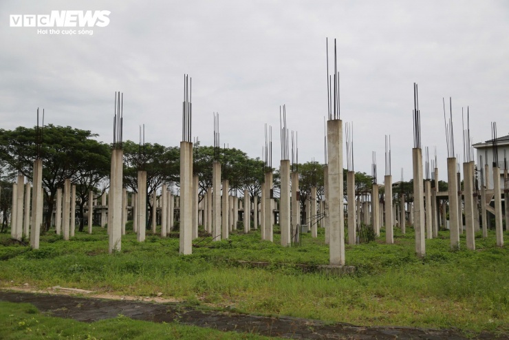 Ngoài ra, UBND TP Đà Nẵng ký thỏa thuận nguyên tắc giao đất có thu tiền sử dụng đất nhưng không cung cấp được hồ sơ, tài liệu làm căn cứ để xác định đơn giá giao quyền sử dụng đất, tỷ lệ diện tích chuyển quyền sử dụng đất; không thực hiện xác định giá đất theo nguyên tắc xác định giá đất.