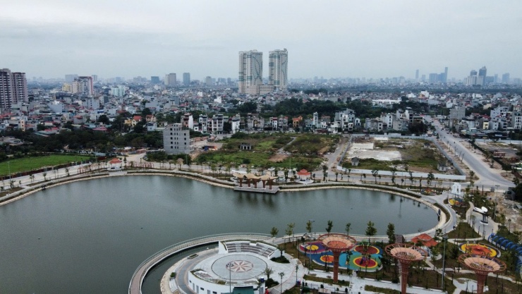 Một mặt của dự án nằm gần tuyến đường mới rộng 40m đã thông xe, kết nối thuận lợi với khu vực trung tâm thành phố, gần cầu Chương Dương, cầu Long Biên.