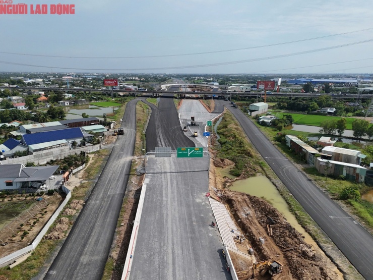 Theo ghi nhận, các nhánh cầu, đường dẫn nhiều tầng đan xen tại nút giao Mỹ Yên đang dần hoàn thiện, tạo nên hình hài “siêu nút giao” lớn bậc nhất cửa ngõ phía Tây TPHCM.