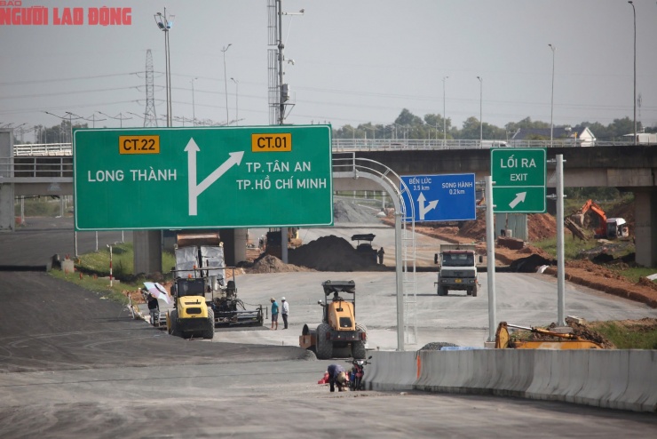 Hệ thống biển báo, an toàn giao thông được lắp đặt tại các điểm giao với cao tốc TPHCM - Trung Lương, chuẩn bị cho phương án khai thác kỹ thuật.