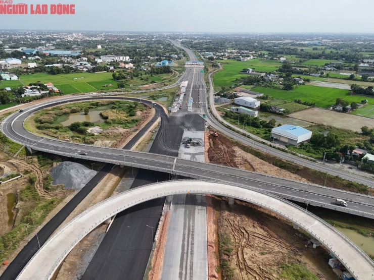 Nhánh cầu hình vòng cung kết nối Vành đai 3 với tuyến cao tốc Bến Lức - Long Thành đã hoàn thành trụ cầu, mặt đường bê tông, lan can và hệ thống chiếu sáng.