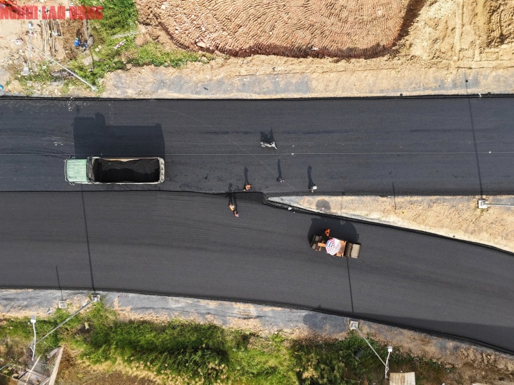 Một số đoạn đường dẫn tại nút giao Mỹ Yên mới hoàn thành lớp nhựa đầu tiên, chưa đủ điều kiện để tổ chức thông xe kỹ thuật đồng loạt.