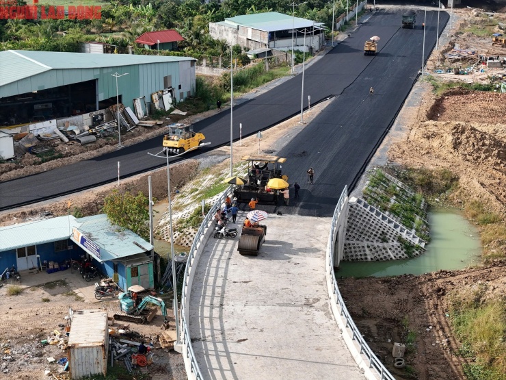 Mặt bằng thi công tại một số vị trí bị ảnh hưởng bởi mưa kéo dài, gây khó khăn cho việc thảm nhựa hoàn thiện toàn tuyến.