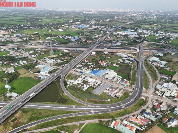 Khi hoàn thành và đưa vào khai thác đồng bộ, nút giao Mỹ Yên cùng Vành đai 3 TPHCM và hai cao tốc kết nối sẽ tạo trục giao thông vành đai, giảm xe xuyên tâm TPHCM và thúc đẩy liên kết vùng phía Nam.