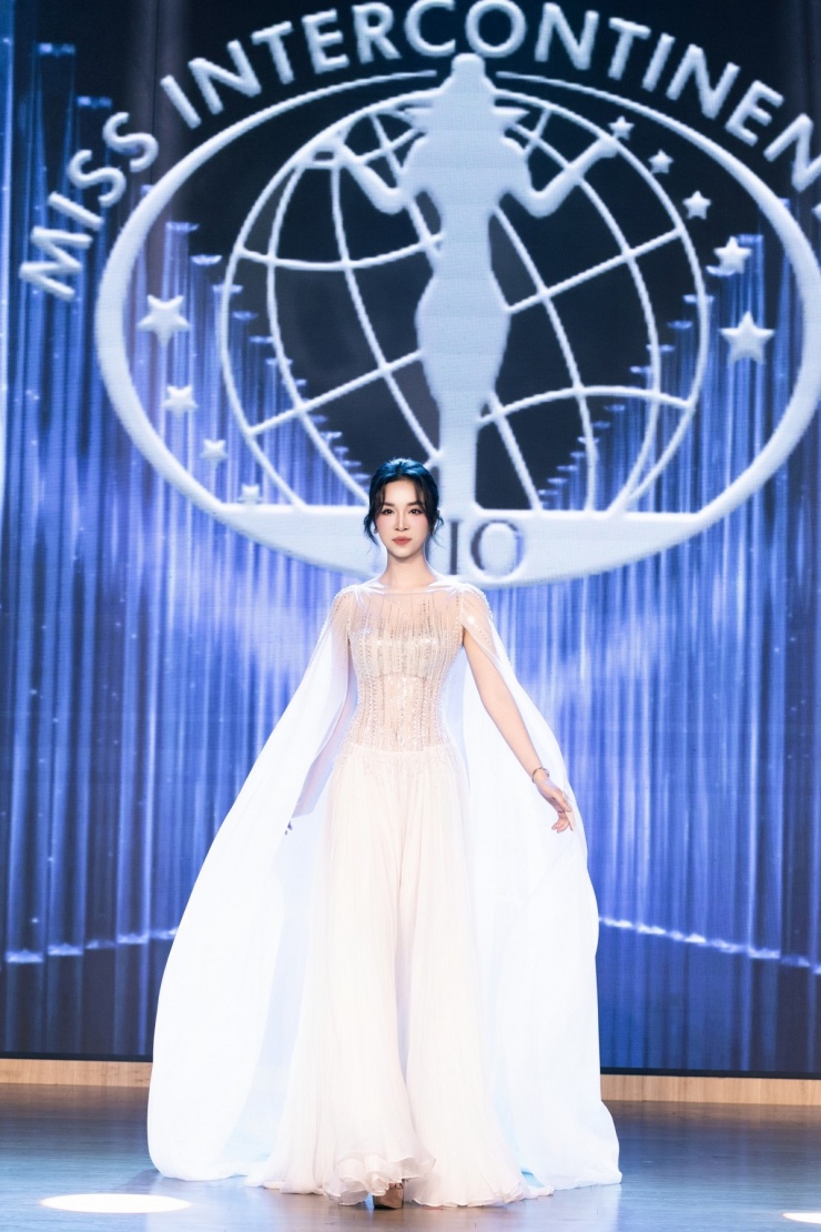 Quế Anh, Lê Hoàng Phương đọ dáng trên thảm đỏ - 7