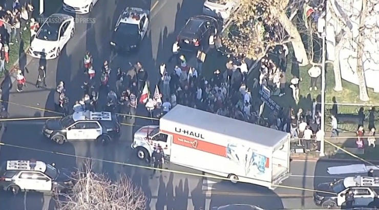Xe tải lao vào đám đông biểu tình ủng hộ Iran tại Los Angeles. Ảnh: AP