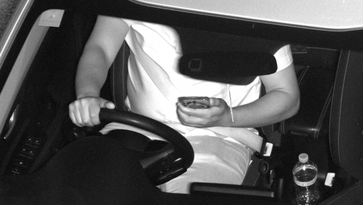 Tranh cãi quy định cấm tài xế ô tô sử dụng điện thoại khi dừng đèn đỏ - 1