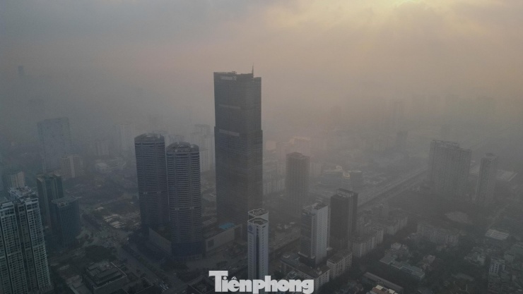 Hiện tượng này lặp lại trong nhiều ngày liên tiếp, trùng với thời điểm chất lượng không khí của Thủ đô được cảnh báo ở mức kém đến xấu. Theo các hệ thống theo dõi chất lượng không khí, chỉ số AQI tại nhiều khu vực thường xuyên vượt ngưỡng an toàn, trong đó bụi mịn PM2.5 là tác nhân chính.