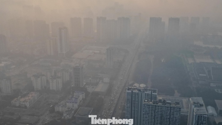 Từ khoảng 6h, các tuyến phố trung tâm như Hoàn Kiếm, Ba Đình, Đống Đa, Cầu Giấy và khu vực phía Tây thành phố đều phủ sương dày. Dòng người và phương tiện di chuyển trong giờ cao điểm sáng như hòa lẫn vào lớp không khí đục mờ.