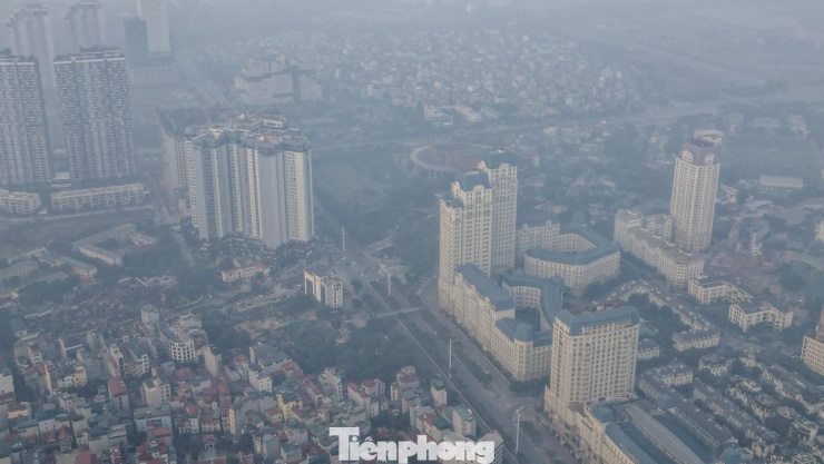 Các chuyên gia môi trường cho rằng, thời tiết giao mùa với hiện tượng nghịch nhiệt là nguyên nhân khiến các chất ô nhiễm bị giữ lại gần mặt đất, khó khuếch tán.