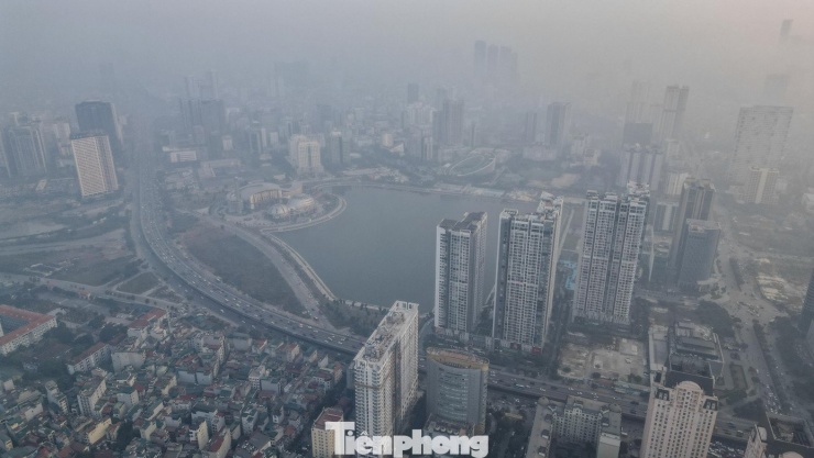 Trước tình trạng ô nhiễm kéo dài, cơ quan chức năng khuyến cáo người dân theo dõi thường xuyên các bản tin về chất lượng không khí, hạn chế ra ngoài vào sáng sớm và khung giờ cao điểm. Người thuộc nhóm nhạy cảm được khuyến nghị sử dụng khẩu trang chống bụi mịn và giảm các hoạt động ngoài trời khi chỉ số AQI ở mức xấu.