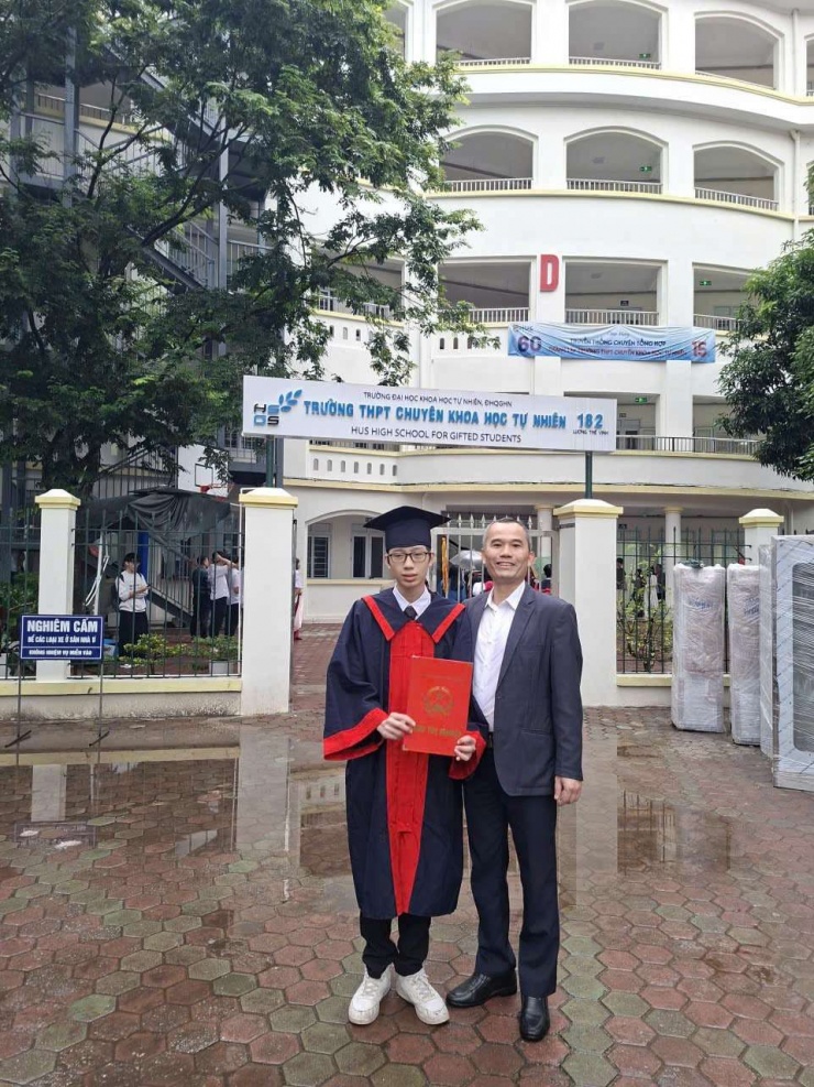 Tiến sĩ Phạm Mạnh Hùng (bên phải) chia sẻ bí quyết chọn ngành học thế nào để tương lai không bị mắc kẹt giữa đời. Ảnh: NVCC