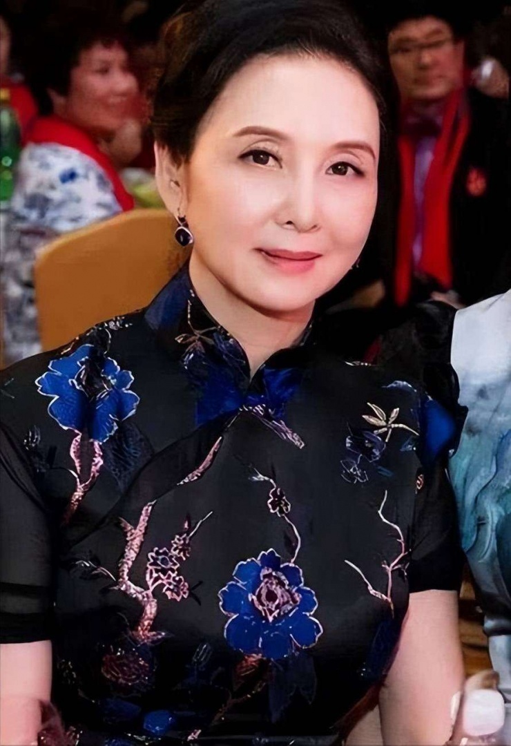 Ở tuổi U70, Khâu Bội Ninh vẫn giữ được phong thái trẻ trung, duyên dáng.