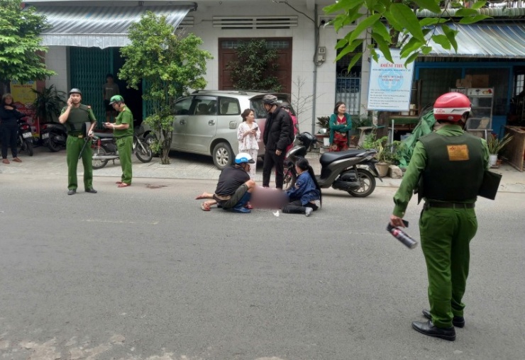 Sau khi gượng sức chạy một đoạn đường trong con hẻm ra tuyến phố chính, nạn nhân gục ngã trên mặt đường.