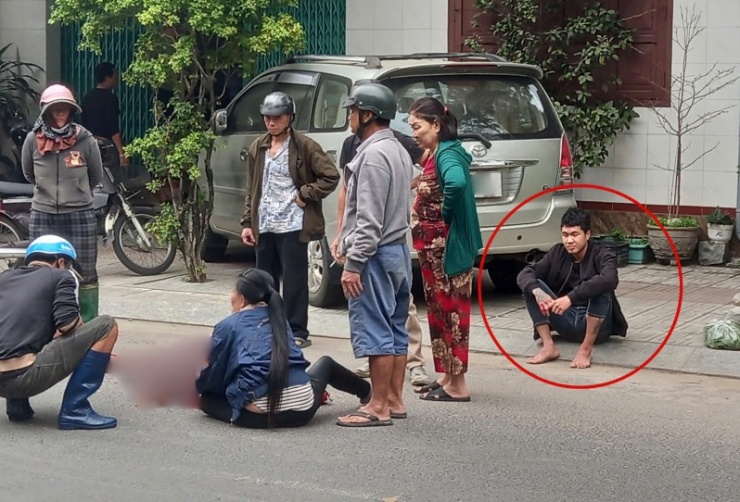 Sau khi nạn nhân gục ngã trên mặt đường phố, hung thủ gây án (khoanh đỏ) đến ngồi kế bên với vẻ mặt thẫn thờ trước khi lẩn trốn.&nbsp;