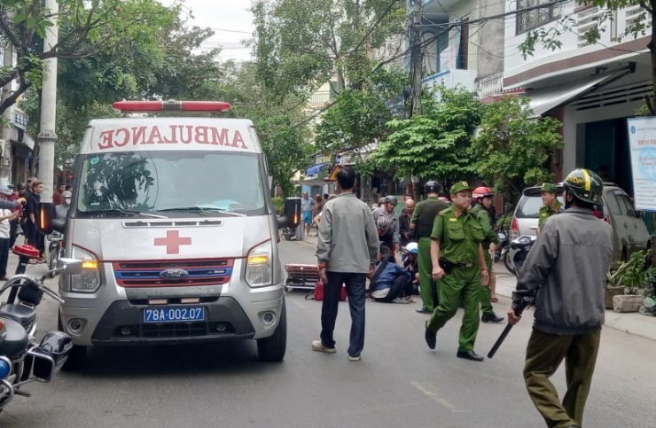 Xe chuyên dụng của Trung tâm 115 đến hiện trường đưa nạn nhân đi cấp cứu tại Bệnh viện Đa khoa Phú Yên.