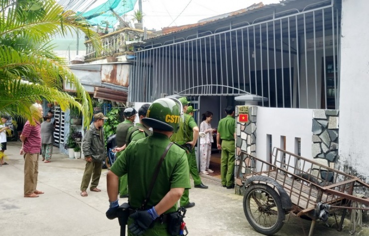 Công an phường Tuy Hòa và Cảnh sát 113 Đắk Lắk đến căn nhà xảy ra vụ việc để truy tìm hung thủ. Ảnh: Việt Tường.